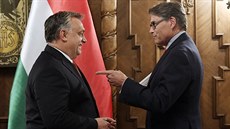 Maarský premiér Viktor Orbán a americký ministr energetiky Rick Perry...