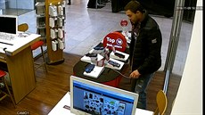 Mu v obchodním centru na Pankráci vyhrooval obsluze noem a poté z prodejny...