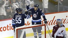 Mark Scheifele, Blake Wheeler (vpravo) a zakrytý autor gólu Nikolaj Ehlers se...