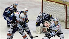 Luká Kozák (druhý zleva) v dresu Komety Brno.