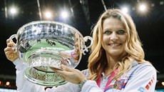 Lucie Šafářová s vítěznou trofejí Fed Cupu