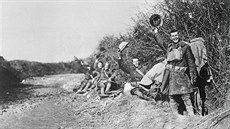 Američtí vojáci slaví konec první světové války na archivním snímku