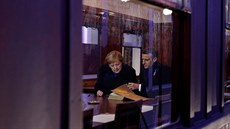Emmanuel Macron spolu s nmeckou kanclékou Angelou Merkelovou v replice...