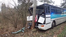 Nehoda autobusu mladých fotbalist� u V�ína na P�íbramsku. (11. 11. 2018)