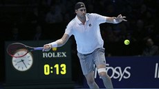 Americký tenista John Isner v souboji s Novákem Djokoviem ze Srbska.