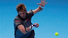 Jihoafrický tenista Kevin Anderson v duelu s Keiem Niikorim z Japonska.