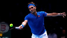 �výcarský tenista Roger Federer v duelu s  Dominicem Thiemem z Rakouska.