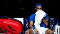 výcarský tenista Roger Federer v zápase s Dominicem Thiemem z Rakouska.