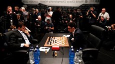 Magnus Carlsen (vlevo) a Fabiano Caruana v duelu o titul mistra svta.