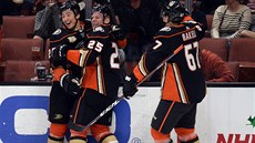 Ondej Kae (uprosted) z Anaheimu slaví gól se spoluhrái Brandonem Montourem...