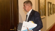 Premiér Andrej Babi pichází na jednání vlády, na kterém také vysvtloval svj...