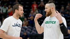 Joe Ingles (vlevo) z Utahu a Aron Baynes z Bostonu se dobe znají z australské...