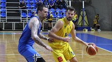 Martin Gniadek (ve žlutém) z Opavy útočí kolem Filipa Vukosavljeviče z USK...