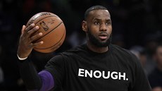 LeBron James z LA Lakers oblékl ped zápasem s Atlantou triko, které pipomíná...