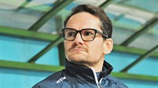 Patrik Eliá� sleduje výkon �eské hokejové dvacítky.