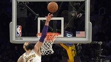 Tyson Chandler (5) z LA Lakers v poslední sekund blokuje pokus Traeho Younga z...