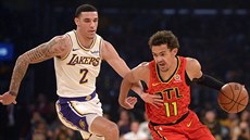 Trae Young (vpravo) z Atlanty uniká Lonzovi Ballovi z LA Lakers.