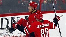 Sebastian Aho (vlevo) a Teuvo Teravainen z Caroliny oslavují gól proti Chicagu.