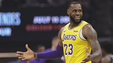 LeBron James z LA Lakers bhem zápasu v Sacramentu