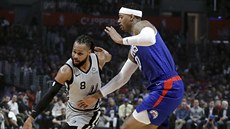 Patty Mills (vlevo) ze San Antonia útoí kolem Mika Scotta z LA Clippers.