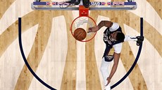 Anthony Davis z New Orleans smeuje proti New Yorku.