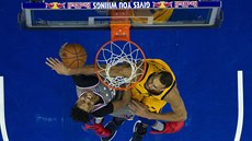 Rudy Gobert (vpravo) z Utahu blokuje Markelleho Fultze z Philadelphie.