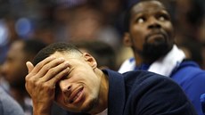 Stephen Curry (v popedí) ani Kevin Durant se na výkon Golden State proti...