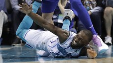 Kemba Walker (v bílém) z Charlotte piel o mí a padl k nohám Bena Simmonse z...