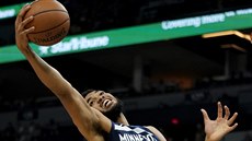 Karl-Anthony Towns z Minnesoty se natahuje po míi za doskokem.