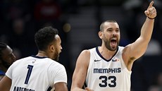 Kyle Anderson (1) a Marc Gasol (33) z Memphisu oslavují v zápase s Minnesotou.