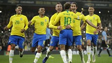 Brazilští fotbalisté objímají Neymara (zády) po jeho proměněné penaltě proti...