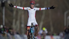 Belgický juniorský cyklokrosa Witse Meeussen projídí vítzn cílem na...