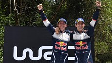 Sébastien Ogier (vpravo) slaví celkový triumf v mistrovství světa v rallye.