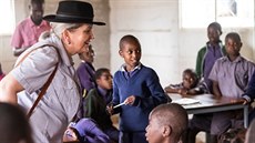 Marie Imbrová při návštěvě u školáků v zimbabwské komunitě Tengenenge, jimž s...