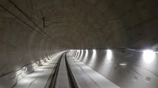 Bezpenost v nejdelím elezniním tunelu na okraji Plzn hlídají kamery, idla a laserové brány. 