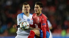 eský útoník Patrik Schick si zpracovává balon ped slovenským stoperem...