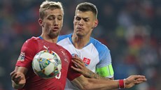 Reprezentační záložník Tomáš Souček zpracovává míč na prsa, brání ho slovenský...