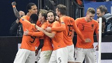 Nizozemtí fotbalisté se radují z vyrovnávací branky v utkání Ligy národ s...