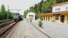 Lokomotiva 210.045-1 eká ve stanici Lipno nad Vltavou na trati 195 na jízdu do...