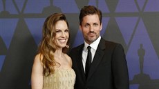 Hilary Swanková a Philip Schneider na Governors Awards (Los Angeles, 18....