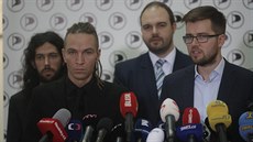 Pedseda Pirát Ivan Bartoa a pedseda poslaneckého klubu Jakub Michálek na...