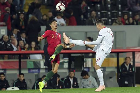 Portugalec Andre Silva bojuje o mí s Polákem Grzegorzem Krychowiakem v utkání...