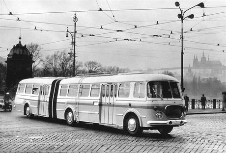 Prototyp kloubovho autobusu koda 706 RTO-K bhem zkuebn jzdy v Praze