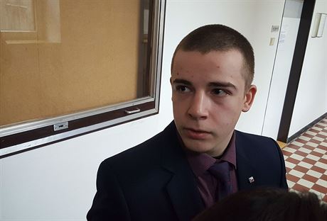 Devatenáctiletý obalovaný Martin Uvíra ped zahájením soudního líení. (23....