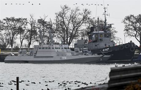 Ukrajinské lod zadrené Rusy na Krymu (25. listopadu 2018)