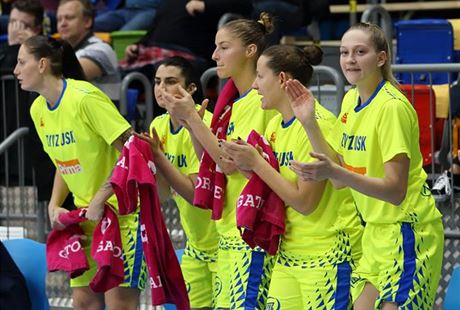 Basketbalistky USK Praha se na lavice radují z povedené akce v podání...