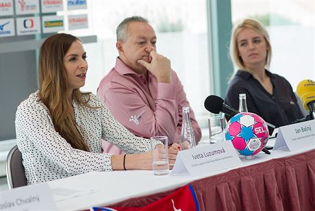 Iveta Luzumová (vlevo) odpovídá novinám na tiskové konferenci eských...