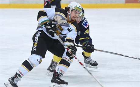 Kevin Klíma z Kadan u puku v duelu proti Ústí nad Labem.