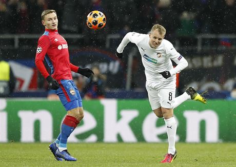 Plzeský obránce David Limberský hlavikuje v zápase s CSKA Moskva.