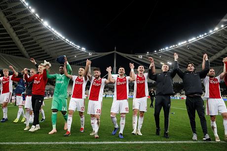 Fotbalisté Ajaxu Amsterdam se radují z postupu do osmifinále Ligy mistr.